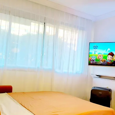5 Min To Sea, 8 Min To Train Station, Parking Апартаменти Мантон